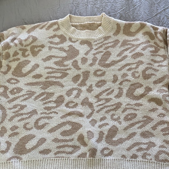🍓Like New! Neutral Leopard Print Sweater - Picture 3 of 6